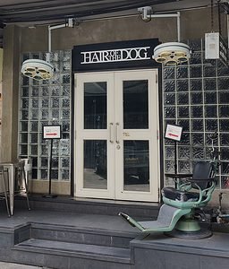 Entrance to Hair of the Dog, Phrom Phong, craft beer bar in Bangkok Thailand.